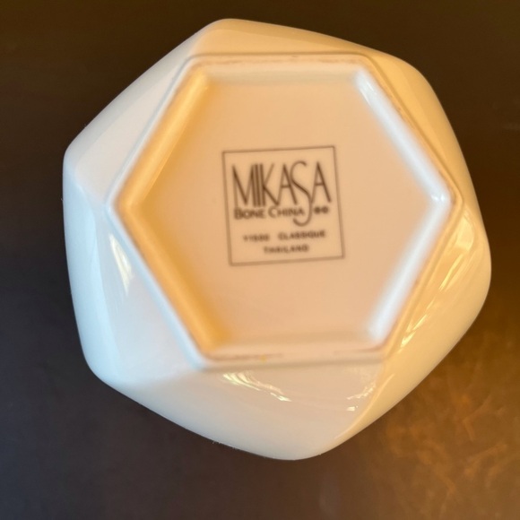 Mikasa Bone China White Hexagonal Swirl Vase - Picture 5 of 7